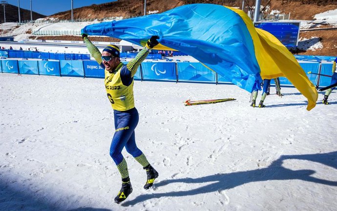 Archivo - Un deportista ucraniano celebra con la bandera de su país durante los Juegos Paralímpicos de Invierno de Pekín de 2022