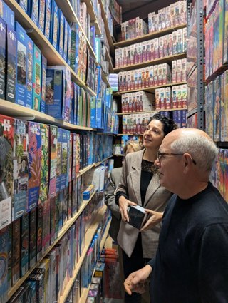 Visita al espacio de la librería-papelería Arte dedicado a los puzzles.