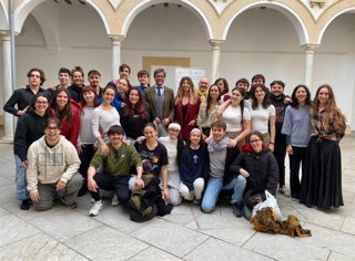 Copé (centro, detrás), con alumnos y profesores de la ESAD de Córdoba.