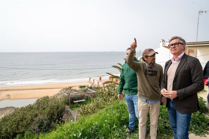El portavoz del Grupo Parlamentario Vox en Andalucía, Manuel Gavira, durante su visita a Mazagón (Huelva).