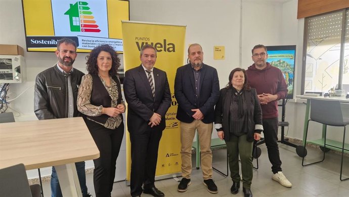 El delegado de Industria, Energía y Minas de la Junta en Granada, Gumersindo Fernández, y el alcalde de Salobreña, Pedro Javier Ortega, visitan el Punto Vuela del municipio.
