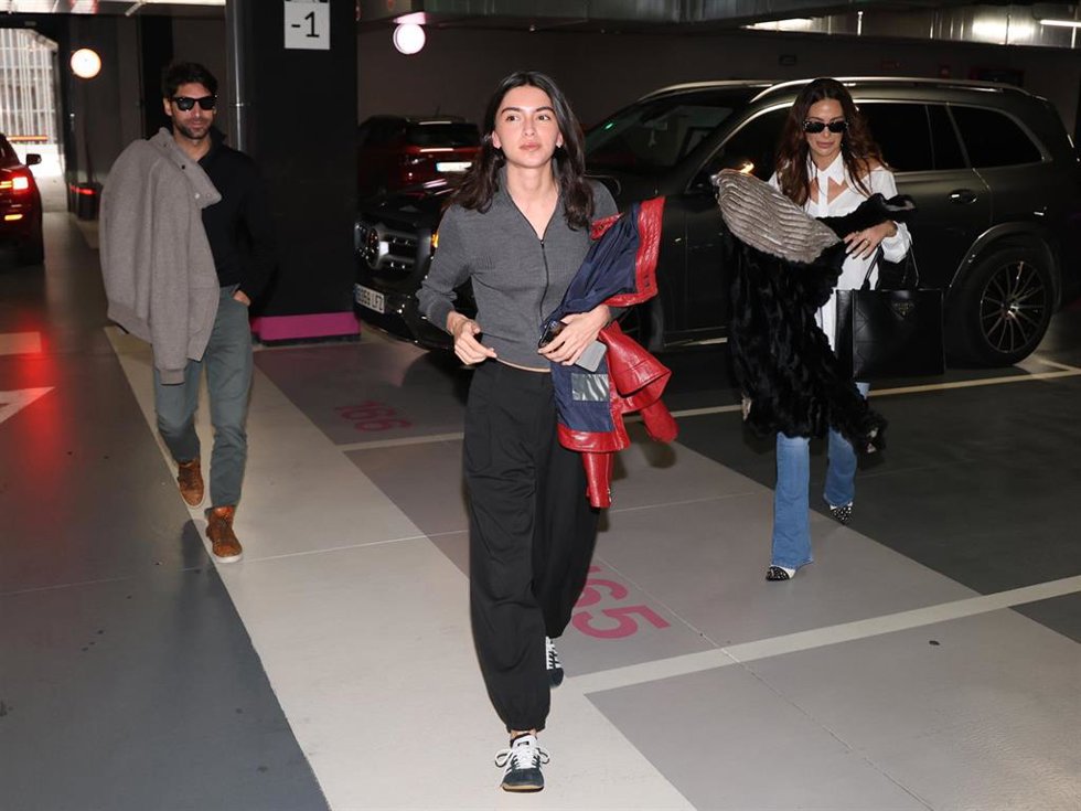 Cayetano Rivera, Lucía Rivera y Tamara Gorro a su llegada a un restaurante
