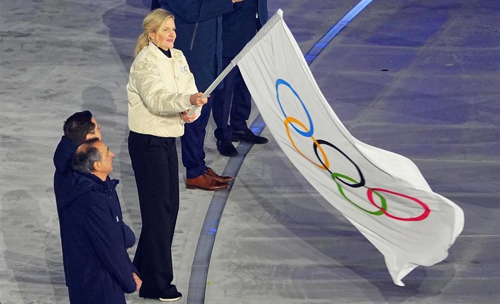 Kirsty Coventry, presidenta del COI, ondea la bandera olímpica durante la Ceremonia de Clausura de los Juegos Olímpicos de Invierno de Milán y Cortina d'Ampezzo 