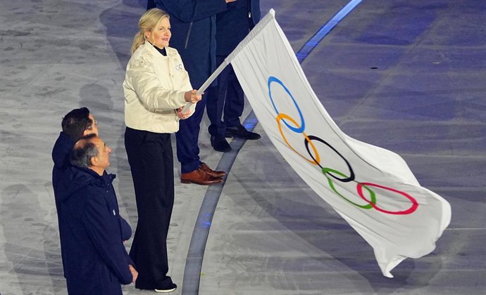 22 February 2026, Italy, Verona: Kirsty Coventry (C), President of the International Olympic Committee (IOC), holds the Olympic flag during the closing ceremony of the 2026 Winter Olympic Games under the motto "Beauty in Action." Photo: Michael Kappeler/d