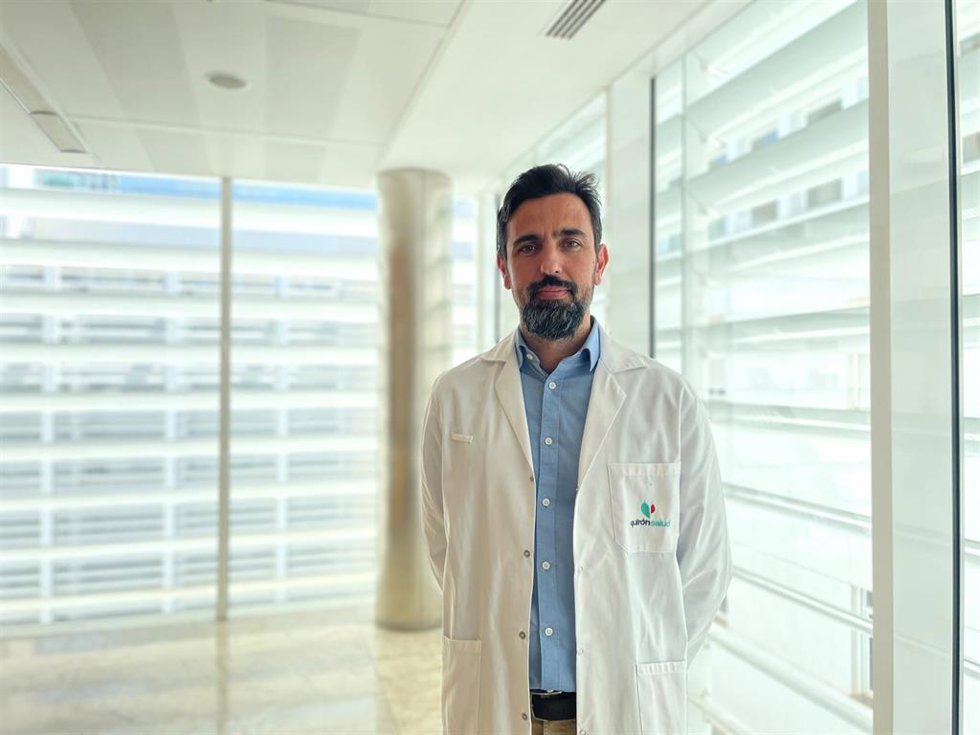 El especialista del Servicio de Cirugía de la Obesidad del Hospital Quirónsalud Infanta Luisa, Isaías Alarcón del Agua.