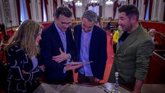 Foto: Miguel Poveda dona a la Fundación Carlos Edmundo de Ory en Cádiz diversos documentos originales del poeta