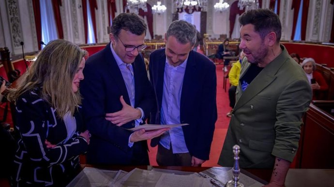 El cantaor Miguel Poveda y el alcalde de Cádiz, Bruno García, durante el acto de donación de documentos originales de Carlos Edmundo de Ory a la Fundación que lleva su nombre.
