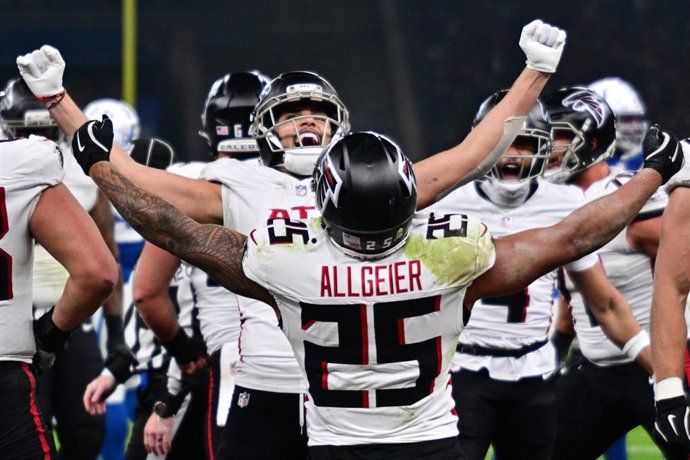 Archivo - 09 November 2025, Berlin: Atlanta Falcons players cheer during the NFL American football match between Indianapolis Colts and Atlanta Falcons at Olympiastadion Berlin. Photo: Sebastian Christoph Gollnow/dpa
