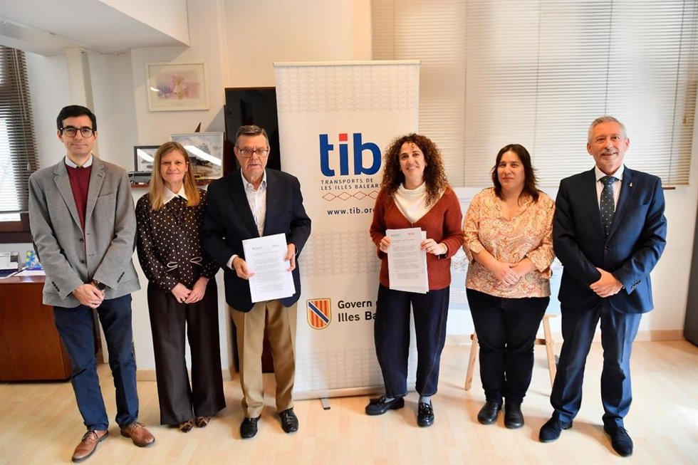 La directora general de Movilidad, Lorena del Valle, y el director general de Fundación ONCE, José Luis Martínez, firman un convenio para impulsar la accesivilidad en el transporte púiblico.