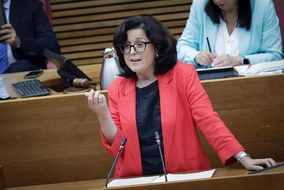 Archivo - La portavoz de Sanidad del Grupo Popular en Les Corts, Nieves Martínez