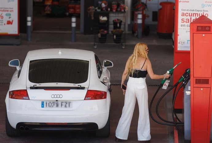 Archivo - (Foto De ARCHIVO) Una Persona Reposta En Una Gasolinera
