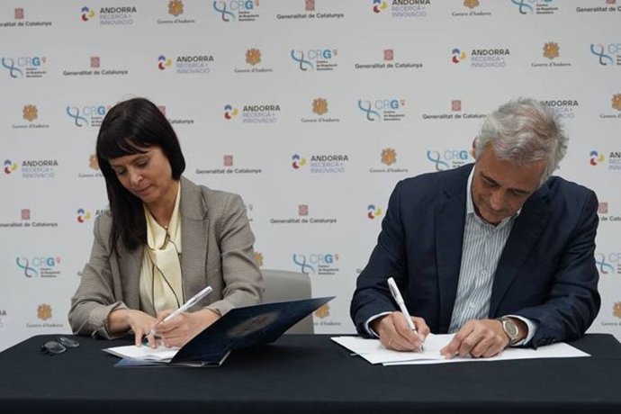 El director del CRG, Luis Serrano, y la gerente de Andorra Investigación + Innovación (ARI), Marta Domènech, firmando el acuerdo