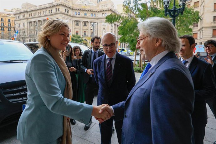 La vicepresidenta executiva de la Comissió Europea, Henna Virkkunen, i el president de Foment del Treball, Josep Sánchez Llibre