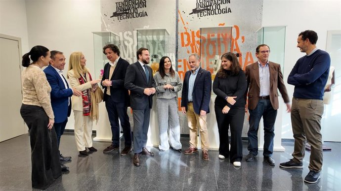 Agustín López y María Dolores Gálvez (centro), en la presentación del CARE de Joyería.