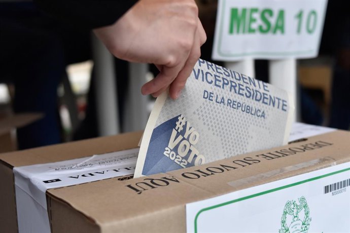 Archivo - Arquivo - 29 de maio de 2022, Colômbia, Bogotá: Um eleitor vota em uma seção eleitoral em Bogotá durante as eleições presidenciais colombianas de 2022. Foto: Camilo Erasso/LongVisual via ZUMA Press Wire/dpa