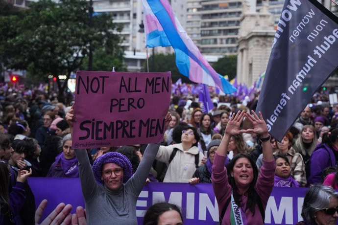 Archivo - Arxiu - Imatge d'arxiu de diverses persones durant la manifestació de la Coordinadora Feminista de València pel 8M el 2025