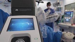 Archivo - Un equipo médico utiliza el robot Da Vinci durante una intervención en un quirófano.