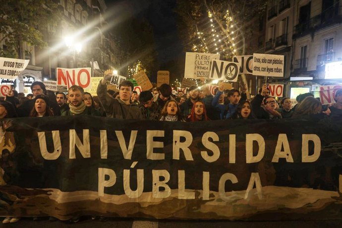 Archivo - Decenas de personas durante la manifestación universitaria por la educación pública, a 27 de noviembre de 2025, en Madrid (España). 