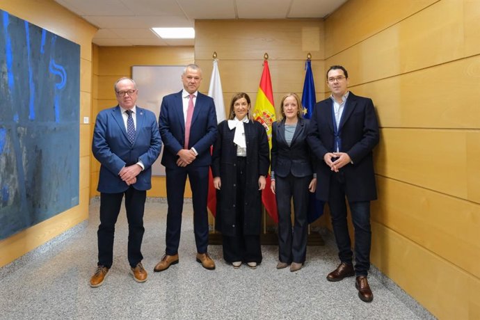 Gobierno, FMC y ayuntamientos elaborarán un catálogo de las instalaciones obsoletas de Telefónica para retirarlas