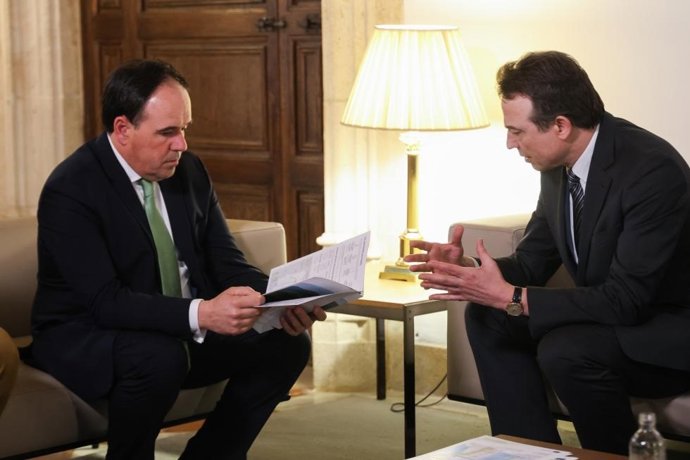 El 'president' de la Generalitat, Juanfran Pérez Llorca, en un encuentro con el consejero delegado Enagas, Arturo Gonzalo.