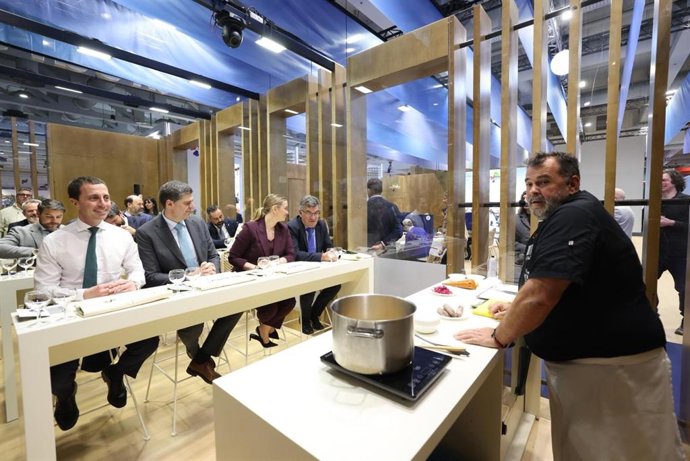 La presindeta del Govern, Marga Prohens, junto a otros representates de Baleares durante la degustación de productos de las islas.
