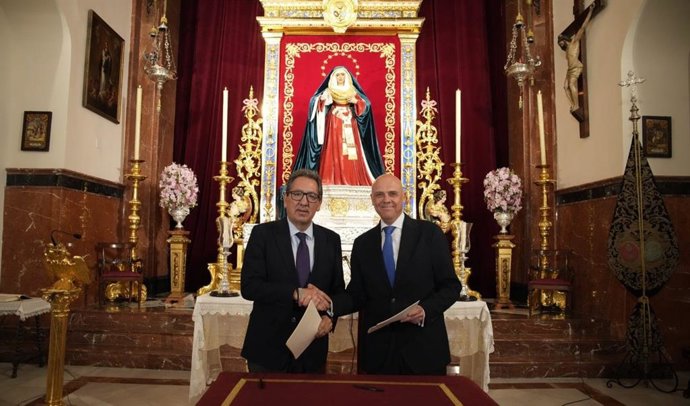 El presidente de la Fundación Cajasol, Antonio Pulido, y el hermano mayor de la Hermandad Sacramental de la Esperanza de Triana, Sergio Sopeña, en la Capilla de los Marineros tras la firma de un convenio de colaboración.
