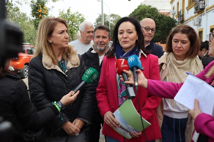 Rafi Crespín atiende a los medios, junto a Ana López (izda.), en la barriada periférica de Alcolea.