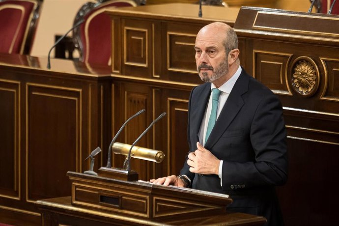 El presidente del Senado, Pedro Rollán, durante la presentación del libro ‘El Rey’ de Manuel García-Pelayo, en el Senado, a 25 de febrero de 2026, en Madrid (España).