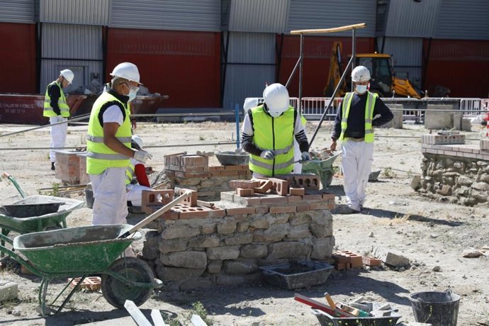 Imagen de archivo de unos trabajadores de la construcción en Madrid