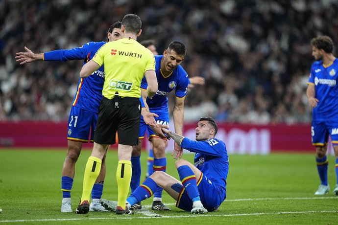 El jugador del Getafe CF Diego Rico protesta al colegiado gallego Muñiz Ruiz.