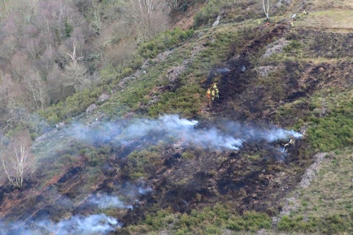 Incendio forestal en Grandas de Salime. Bomberos del SEPA trabajando en las labores de extinción.