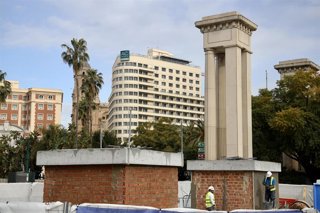 Archivo - Imágenes de la construcción de las peanas para las estatuas gigantes que se colocaran en la entrada del puerto de Málaga.