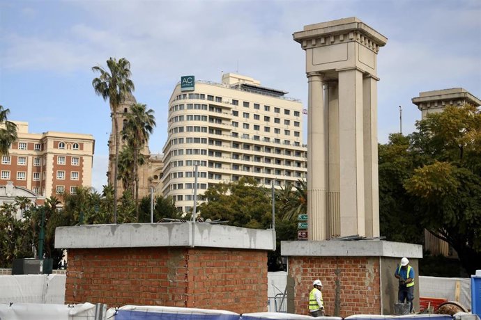 Archivo - Imágenes de la construcción de las peanas para las estatuas gigantes que se colocaran en la entrada del puerto de Málaga.