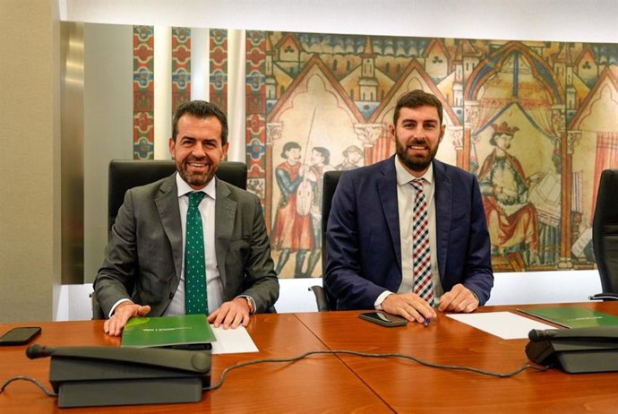 El diputado de Vox, Rubén Martínez Alpañez, y el hasta ahora portavoz del grupo parlamentario en la Asamblea Regional, José Ángel Antelo