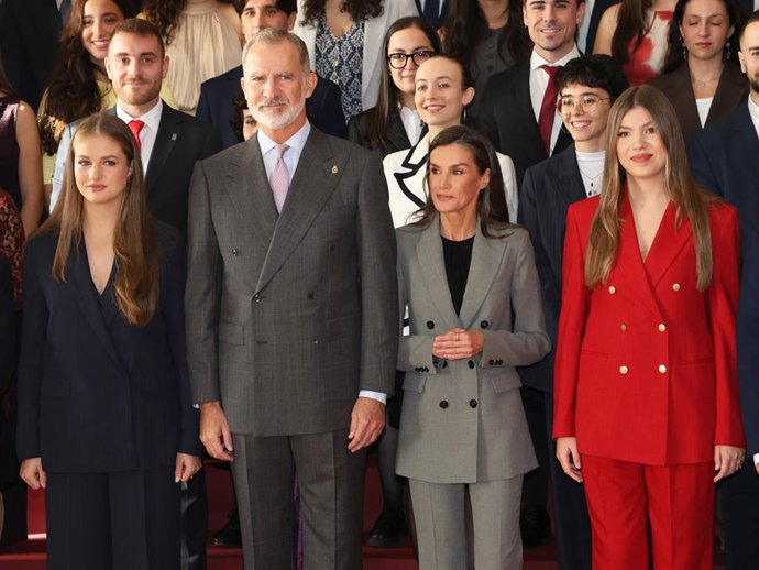 Archivo - La Princesa Leonor, el rey Felipe, la Reina Letizia y la Infanta Sofía durante la audiencia a los galardonados con los "Premios fin de grado 2024" de la Universidad de Oviedo en el Hotel de la Reconquista