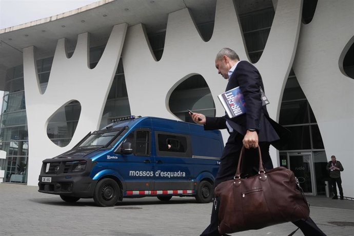 Archivo - Una furgoneta de orden público de los Mossos d'Esquadra en el exterior del recinto Gran Via de Fira de Barcelona, donde se celebra el Mobile World Congress (MWC)