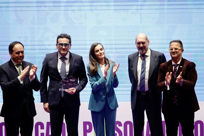 El president de la Generalitat Valenciana, Juanfran Pérez Llorca (i), y la Reina Letizia (c) durante el acto con motivo del ‘Día Mundial de las Enfermedades Raras’