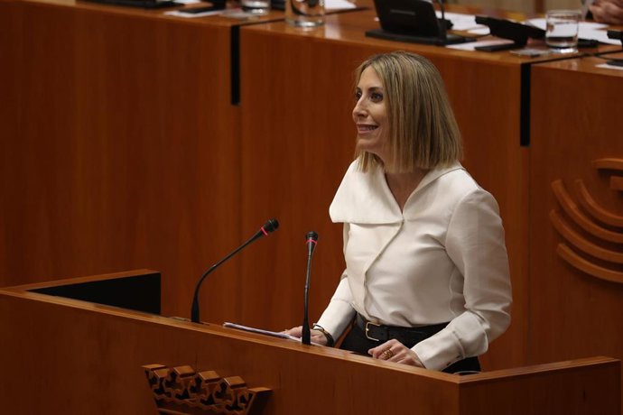 La candidata a la investidura como presidenta de la Junta de Extremadura, María Guardiola, interviene en el debate de investidura