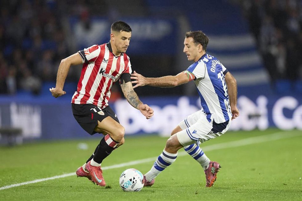 Archivo - El jugador del Athletic Club Yuri Berchiche junto a Mikel Oyarzabal (Real Sociedad).