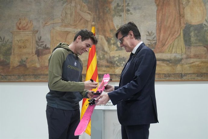 El deportista olímpico Oriol Cardona (i) le entrega un esquí firmado al president de la Generalitat, Salvador Illa, durante la recepción a los deportistas catalanes de los JJ.OO. de invierno 2026, a 3 de marzo de 2026, en Barcelona, Cataluña (España). Los