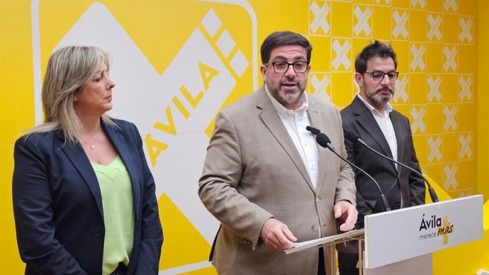 El director de campaña de Por Ávila, Jesús Manuel Sánchez Cabrera, acompañado por la coordinadora de campaña en la capital, Paloma de Nogal, y el coordinador en la provincia, Óscar Jiménez.