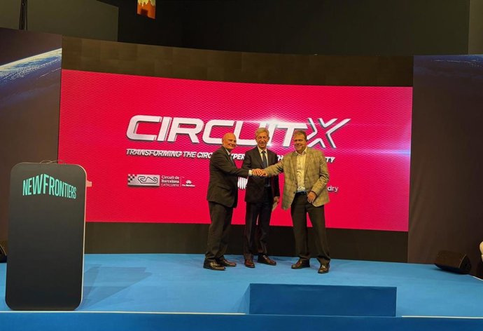 De I a D, John Hoffman (GSMA), Francesc Fajula (MWCapital) e Ignasi Armengol (Fira Circuit), en la sesión celebrada en el MWC