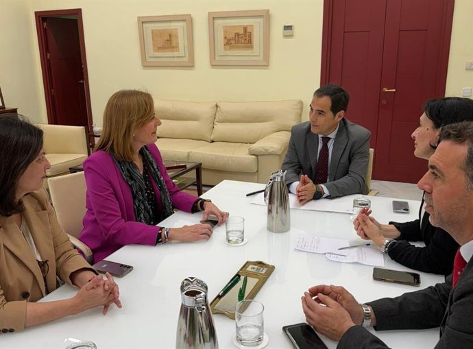 Reunión entre la alcaldesa de Osuna (Sevilla), Rocío Andújar, y el Consejero de Justicia de la Junta de Andalucía, José Antonio Nieto.