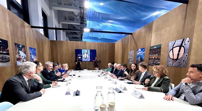 Reunión entre representantes del Govern, la Federación Empresarial Hotelera de Mallorca y TUI en la ITB.