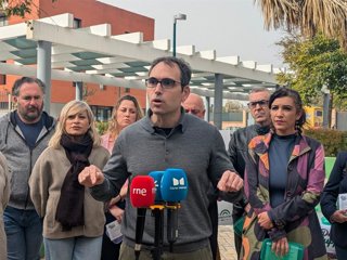 El coordinador general de IU Andalucía, Toni Valero, atiende a los medios.