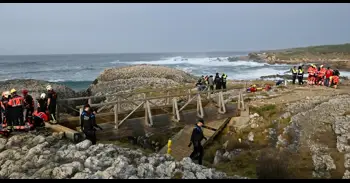Sucesos.- Ascienden a tres las fallecidas tras romperse una pasarela en la playa de El Bocal en Santander