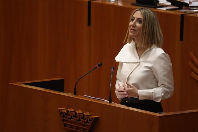 La candidata a la investidura como presidenta de la Junta de Extremadura, María Guardiola, interviene en el debate de investidura