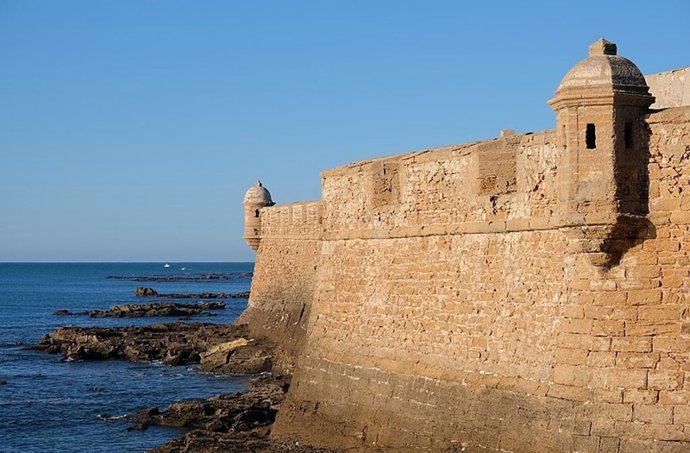 Archivo - Castillo de San Sebastián, en Cádiz.
