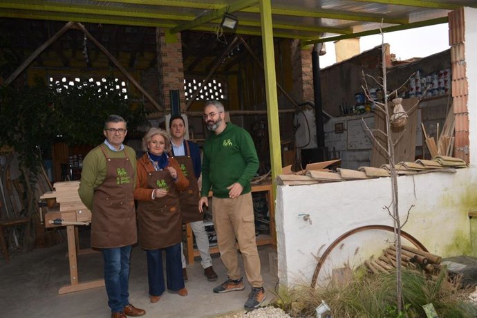 Visita de la Junta y el Ayuntamiento de Vegas del Genil a El Secadero de Reviverdes