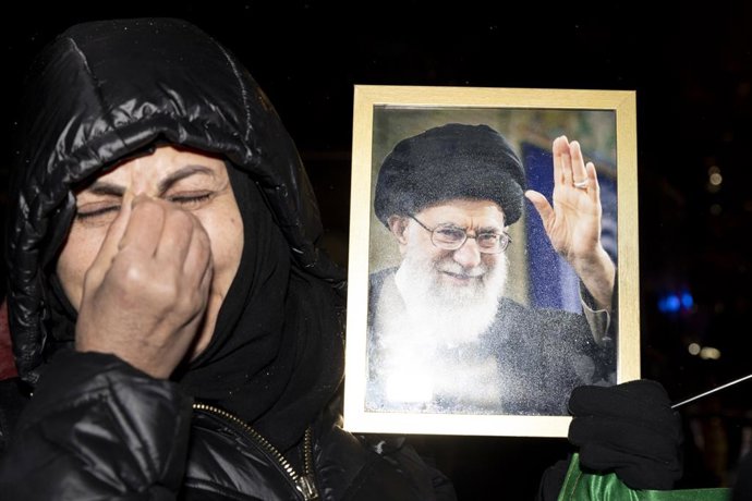 March 2, 2026, Washington Dc, Washington Dc, USA: A woman holds a framed portrait of Ali Khamenei while protesters gather outside the White House to react to the U.S. and Israel's attack on Iran on March 02, 2026, in Washington, DC. U.S.A. Americans acros